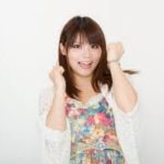 「チャットレディを始めたいけど、どれくらい働けば稼げるの？」 「スキマ時間で効率よく稼ぐ方法を知りたい！」 そんな疑問を抱えているあなたのために、今回はまとまった収入を得ているチャットレディの勤務時間と、長時間ログインを成功させるための秘訣を大公開します！ 稼げるチャットレディの勤務時間は？ お小遣い稼ぎ程度なら短時間でも可能ですが、生活の足しにしたい、しっかり稼ぎたいという方は、1日（1回）3時間以上働くチャットレディが多い傾向にあります。 これは、 1人のお客様と3時間以上チャットする場合 複数のお客様と合計3時間以上チャットする場合 の両方のケースを含みます。 実は、短時間×複数回よりも、まとまった時間×1回の方が稼げるんです！ なぜ短時間だと稼げないの？ チャットレディの収入は、お客様との会話時間に応じて発生します。待機時間は無報酬。短時間ログインだと、お客様が入室する前にログアウトしてしまう可能性が高く、せっかくのチャンスを逃してしまいます。 特に新人さんは、お客様に存在を知ってもらい、プロフィールを見てもらい、チャットを始めようと思ってもらうまでに時間がかかります。 スキマ時間をまとめて長時間ログインする方法 「まとまった時間がない…」という方も、1日のスケジュールを見直してみましょう。 家事の効率化（まとめ買い、作り置きなど） 娯楽時間の調整（テレビ、ゲーム、ネットサーフィンなど） 睡眠時間の調整（可能であれば） 意外と無駄な時間が見つかるかもしれません。 3時間働くなら、前後に15～30分の余裕を持つのがおすすめです。メイクや着替え、お礼メールなどの時間も必要です。 長時間ログインを楽にするコツ 長時間ログインは大変…という方のために、楽に続けるためのコツをご紹介します。 1. 事前告知で待機時間を短縮 ログイン予定を事前に伝えておくと、お客様があなたを目当てにサイトを訪れてくれる可能性が高まります。 自己PR欄、ブログ、個別メールなどで告知 2. 快適な環境を作る 座り心地の良い椅子、適切な室温、飲み物、必要なものの配置など、ストレスフリーな環境を整えましょう。 着圧ソックスやピルなども、長時間の作業を楽にするのに役立ちます。 3. 適度な運動でリフレッシュ 休憩時間やログアウト中に、ストレッチやツボ押しで疲れや眠気を解消しましょう。 4. カフェインの摂取はほどほどに 眠気覚ましにコーヒーなどを飲むのはOKですが、過剰摂取は避けましょう。 まとめ まとまった収入を得るには、1日（1回）3時間以上のログインがおすすめです。スケジュールを工夫し、快適な環境で作業することで、長時間ログインも無理なく続けられます。