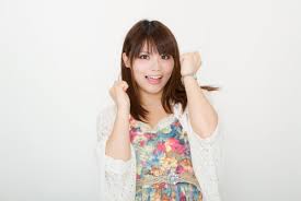 「チャットレディを始めたいけど、どれくらい働けば稼げるの？」 「スキマ時間で効率よく稼ぐ方法を知りたい！」 そんな疑問を抱えているあなたのために、今回はまとまった収入を得ているチャットレディの勤務時間と、長時間ログインを成功させるための秘訣を大公開します！ 稼げるチャットレディの勤務時間は？ お小遣い稼ぎ程度なら短時間でも可能ですが、生活の足しにしたい、しっかり稼ぎたいという方は、1日（1回）3時間以上働くチャットレディが多い傾向にあります。 これは、 1人のお客様と3時間以上チャットする場合 複数のお客様と合計3時間以上チャットする場合 の両方のケースを含みます。 実は、短時間×複数回よりも、まとまった時間×1回の方が稼げるんです！ なぜ短時間だと稼げないの？ チャットレディの収入は、お客様との会話時間に応じて発生します。待機時間は無報酬。短時間ログインだと、お客様が入室する前にログアウトしてしまう可能性が高く、せっかくのチャンスを逃してしまいます。 特に新人さんは、お客様に存在を知ってもらい、プロフィールを見てもらい、チャットを始めようと思ってもらうまでに時間がかかります。 スキマ時間をまとめて長時間ログインする方法 「まとまった時間がない…」という方も、1日のスケジュールを見直してみましょう。 家事の効率化（まとめ買い、作り置きなど） 娯楽時間の調整（テレビ、ゲーム、ネットサーフィンなど） 睡眠時間の調整（可能であれば） 意外と無駄な時間が見つかるかもしれません。 3時間働くなら、前後に15～30分の余裕を持つのがおすすめです。メイクや着替え、お礼メールなどの時間も必要です。 長時間ログインを楽にするコツ 長時間ログインは大変…という方のために、楽に続けるためのコツをご紹介します。 1. 事前告知で待機時間を短縮 ログイン予定を事前に伝えておくと、お客様があなたを目当てにサイトを訪れてくれる可能性が高まります。 自己PR欄、ブログ、個別メールなどで告知 2. 快適な環境を作る 座り心地の良い椅子、適切な室温、飲み物、必要なものの配置など、ストレスフリーな環境を整えましょう。 着圧ソックスやピルなども、長時間の作業を楽にするのに役立ちます。 3. 適度な運動でリフレッシュ 休憩時間やログアウト中に、ストレッチやツボ押しで疲れや眠気を解消しましょう。 4. カフェインの摂取はほどほどに 眠気覚ましにコーヒーなどを飲むのはOKですが、過剰摂取は避けましょう。 まとめ まとまった収入を得るには、1日（1回）3時間以上のログインがおすすめです。スケジュールを工夫し、快適な環境で作業することで、長時間ログインも無理なく続けられます。